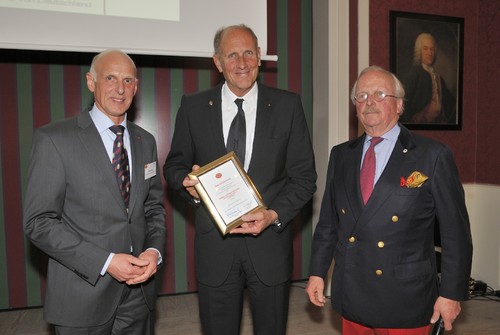 AvD-Vizepräsident Gebhard Sanne (links) und AvD-Präsident Rudolf Graf von der Schulenburg (rechts) ehren Rennlegende Hans-Joachim Stuck.
