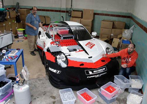 Axel Al-Rubaie (links) und Pascal Lenhard bauen einen halben Porsche 911 RSR aus Lego, die andere Hälfte stammt vom Originalfahrzeug.