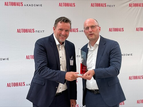 Axel Nordieker, Geschäftsführer der Toyota Kreditbank, und Marcus Bochem, Direktor Markt bei der Toyota Kreditbank, freuen sich über den erneuten Sieg im „Autohaus Banken-Monitor“.