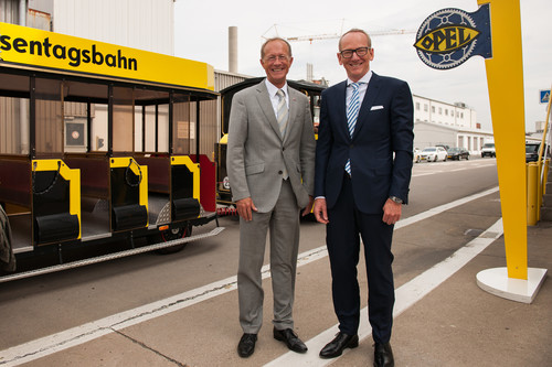 Axel Wintermeyer, Chef der hessischen Staatskanzlei, und Opel-Chef Dr. Karl-Thomas Neumann (rechts) an der Haltestelle der „Hessentagsbahn“.