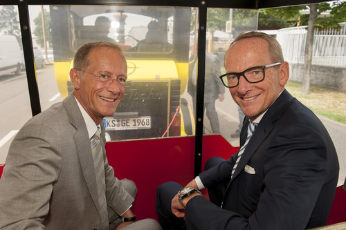 Axel Wintermeyer, Chef der hessischen Staatskanzlei, und Opel-Chef Dr. Karl-Thomas Neumann (rechts) bei der Jungfernfahrt der „Hessentagsbahn“.