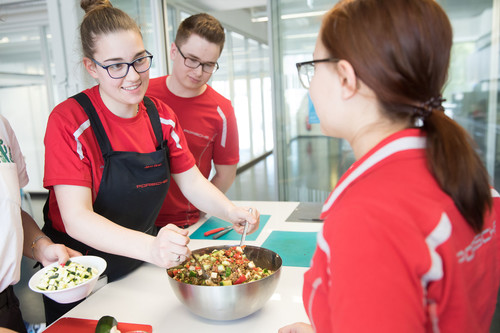 „Azubi fit“: Auszubildende kochen in der Porsche-Schulküche gemeinsam gesundes Essen.