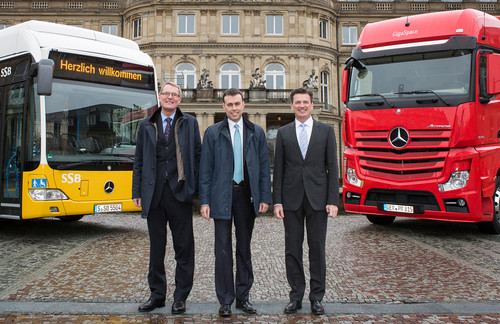 Baden-Württembergs Wirtschaftsminister Nils Schmid (M.) mit Daimler Vorstand Wolfgang Bernhard (r.) und Hartmut Schick, Leiter Daimler Buses.