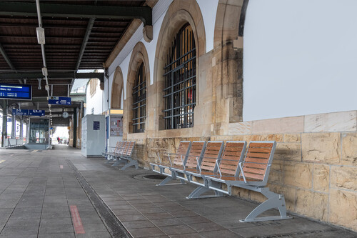 Bahnhöfe-Renovierung der DB: In Worms strahlt die Fassade jetzt hell und es gibt neue Sitzbänke.