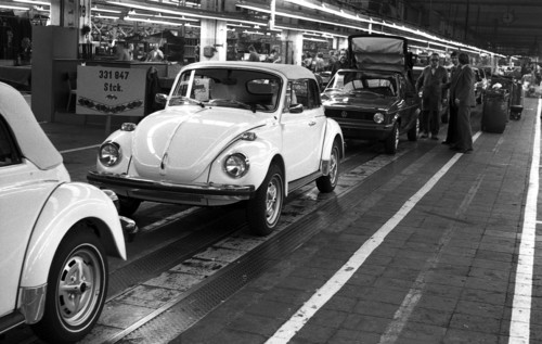 Bandablauf des letzten Käfer Cabriolets bei Karmann in Osnabrück – unmittelbar gefolgt von einem Golf I Cabriolet.