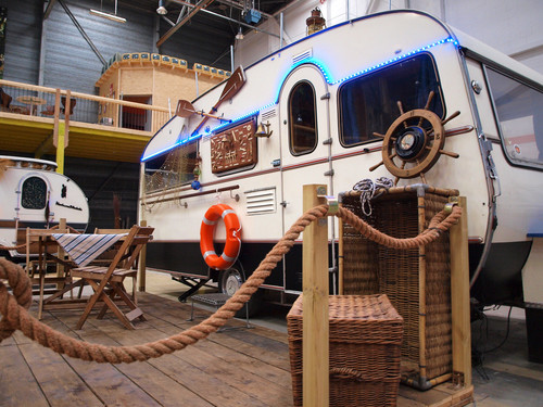 Base Camp: Wohnwagen „Hausboot“.