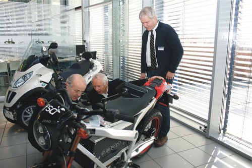 BASt-Vertreter Rainer Krautscheid (rechts) und HTW-Professor Manfred Hübner (Mitte) bei der Untersuchung eines E-Bikes.