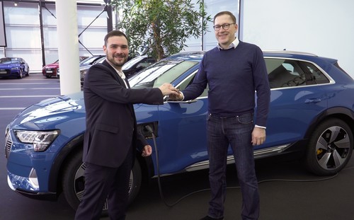 Bastian Diener, Mitarbeiter der Fahrzeugauslieferung in Neckarsulm, übergibt Norbert Münch den Schlüssel zu seinem e-Tron.