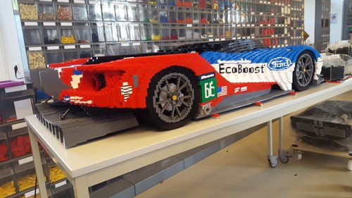 Bau des Ford GT Race aus Legosteinen.