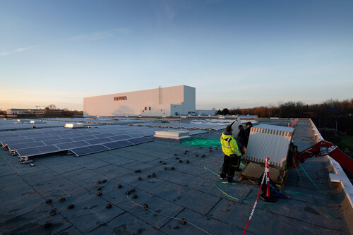 Bau des Solardachs am Standort von Toyota Deutschland in Köln.
