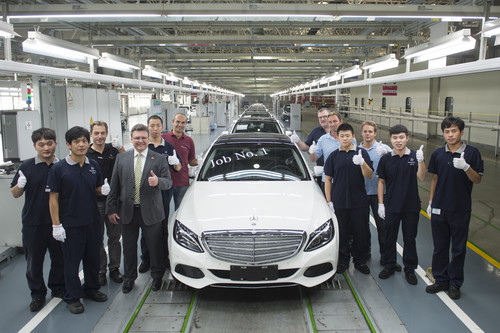 BBAC-Präsident Frank Deiss (4.v.l.) feiert mit Mitarbeitern die erste Langversion der Mercedes-Benz C-Klasse.