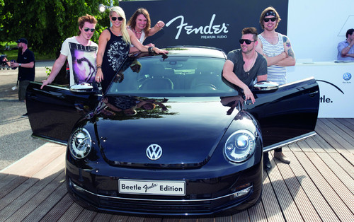 Beetle-Sunshinetour 2012: Die Mitglieder der Band „Luxuslärm“ am neuen Beetle Fender Edition