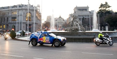 Begleitet von einer Polizeieskorte fuhr Dakar-Sieger Carlos Sainz im Volkswagen Race Touareg 2 durch seine Heimatstadt Madrid.