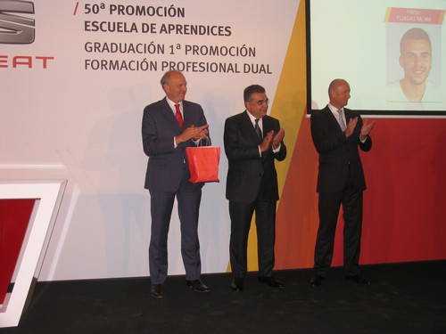 Beglückwünschen den ersten Abschlussjahrgang der Dualen Ausbildung bei Seat (v.l.): Jürgen Stackmann, Francisco Javier García Sanz und Josef Schelchshorn.
