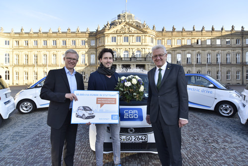 Begrüßung des 50 000sten Kunden: Car2go-Geschäftsführer Roland Keppler, der Gastronom Sidney Blum und Baden-Württembergs Ministerpräsident Winfried Kretschmann (v.l.)