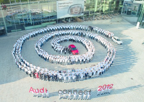 Bei Audi in Ingolstadt sind heute 464 Auszubildende und 24 dual Studierende ins Berufsleben gestartet. Für das Gruppenfoto formierten sie sich zum Zeichen von Audi connect, der Vernetzung des Autos mit dem Fahrer, dem Internet, der Infrastruktur und mit anderen Fahrzeugen.