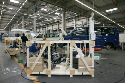 Bei der Auto-Vision GmbH werden Fahrzeuge von Volkswagen für den weltweiten Versand vorbereitet.
