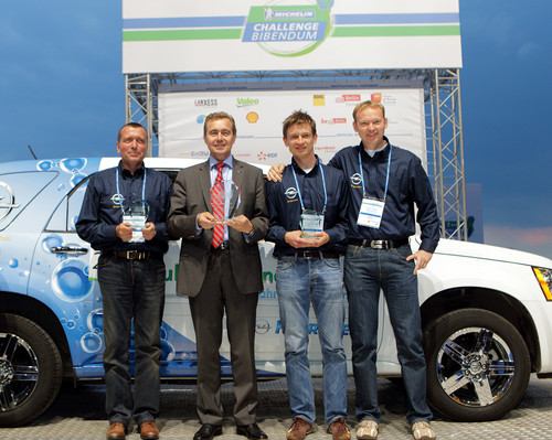 Bei der Challenge Bibendum in Berlin nahm Opel-Vorstandsvorsitzender Karl- Friedrich Stracke für den Hydro Gen4 gemeinsam mit dem Fahrerteam den Preis als bestes Brennstoffzellenauto in der Kategorie elektrische Serienfahrzeuge entgegen.