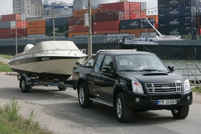 Bei der Fahrt mit dem Boot auf der Straße ist vor allem auf die Ladungssicherung zu achten.