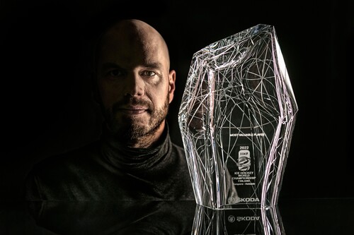 Bei der Gestaltung der Trophäe für den besten Spieler der Eishockey-WM 2022 ließ sich Peter Olah, Leiter Interieurdesign bei Skoda, von Schlittschuhspuren auf dem Eis inspirieren.