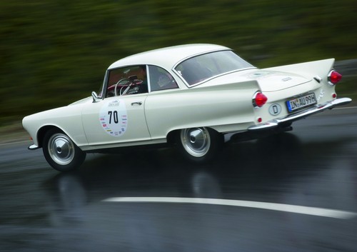 Bei der Kitzbüheler Alpenrallye startet Hansi Hinterseer in einem Auto Union 1000 Sp von 1960.