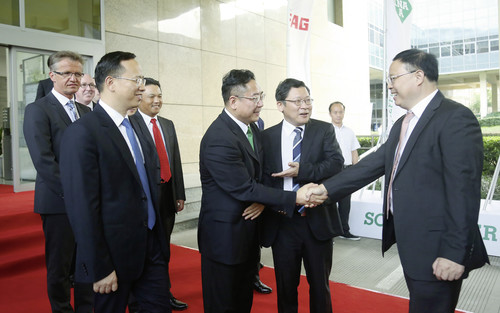 Bei der Kooperationsvereinbarung für einen neuen Standort besuchte Jianfei Zhang, Vizegouverneur der Provinz Hunan, Schaeffler am chinesischen Sitz in Anting.