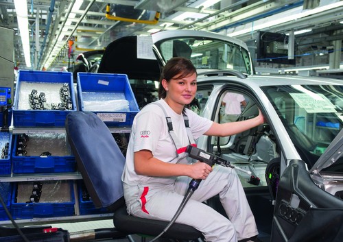 Bei der Planung der Arbeitsplätze berücksichtigt Audi die Stärken der Mitarbeiter in ihren unterschiedlichen Lebensphasen. Mit dem ergonomischen Montagesitz gleiten sie zum Beispiel in stets ergonomisch optimaler Haltung ins Innere des Autos.