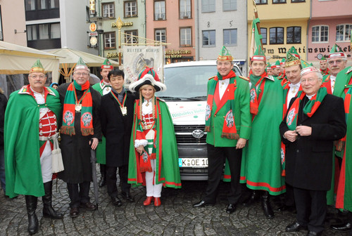 Bei der traditionellen Fahrzeugweihe auf dem Fischmarkt übergab Toyota-Geschäfstführer Lothar Feuser (2.v.l.) die Autos an die Karnevalisten.
