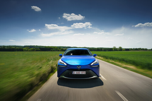 Bei einer Fahrt in Frankreich stellte der Toyota Mirai einen Reichweitenrekord für Wasserstoffautos auf. Das Fahrzeug kam mit einer Tankfüllung über 1000 Kilometer weit. 