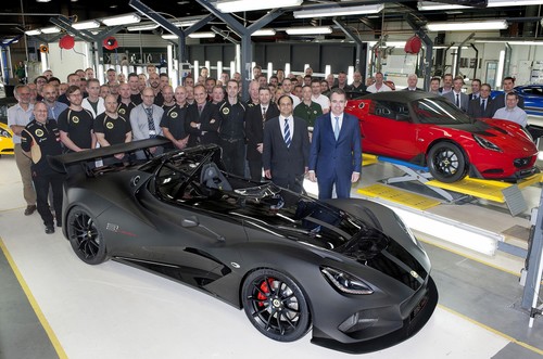 Bei Lotus ist die Produktion des 3-Eleven (vorne) und des Exige Cup 250 angelaufen (vorne rechts: Firmenchef Jean-Marc Gales).