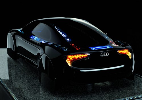 Beim Audi R8 OLED concept zeichnen Hunderte kleiner, dreieckiger OLED-Leuchten die dynamischen Konturen des Exterieurs nach.