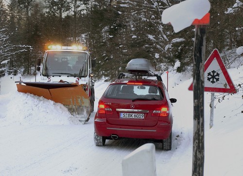 Beim Fahren im Winter sollte nicht auf die Winterreifen verzichtet werden.