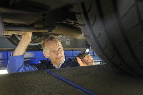 Beim Proficheck des TÜV Rheinland für Fahranfänger werden alle sicherheitsrelevanten Teile des ins Auge gefassten ersten Autos geprüft.