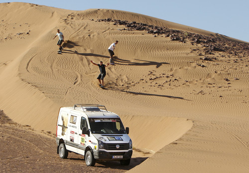 Beim Sandsurfen in der Atacama-Wüste (von links): Klaas Voget, Björn Dunkerbeck und Robby Swift mit dem VW Crafter 4Motion.