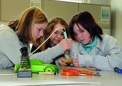 Beim "Technik-Camp" im Audi-Bildungswesen Ingolstadt lernen in dieser Woche 21 Schülerinnen verschiedene technische Berufsbilder kennen.