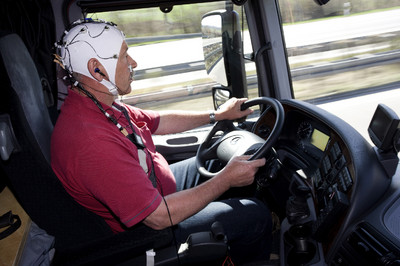 Beim „Transalp Trucking 2010“ wurden erstmals in einem Lkw EEG-Messungen vorgenommen.