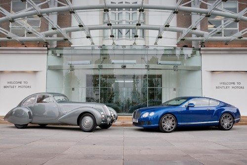 Bentley 4¼-Litre „Embiricos“ und Continental GT Speed vor dem Werk in Crewe.