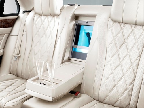 Bentley Flying Spur: Platz für den Champagner, gekühlt natürlich.