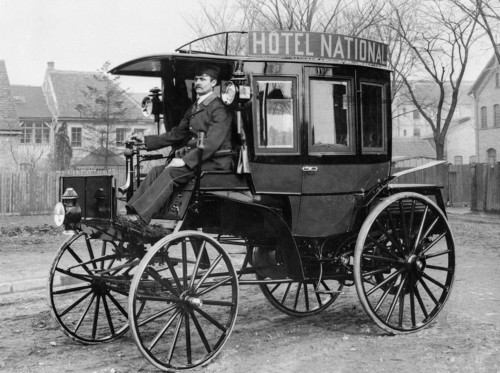 Benz Motoromnibus mit acht Sitzen in einer Ausführung als Hotelomnibus (zweite Hälfte der 1890er-Jahre).