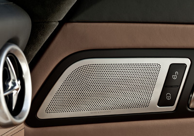 Beo-Sound-System im Mercedes-Benz SLS AMG: Alle Lautsprecher werden mit mattpolierten Alu verkleidet. Wer genau hinschaut, erkennt den Namen Bang &amp; Olufsen. Man soll ja sehen, wo es herkommt.