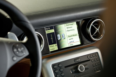 Beo-Sound-System im Mercedes-Benz SLS AMG: Gesteuert wird über das Command-System mit dem großen Bildschirm in der Mittelkonsole.