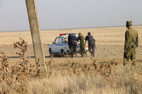 Beobachtung am Rande der Silk-Way-Rallye: Ein Polizei-Lada hat schlapp gemacht.