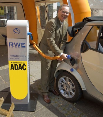 Bereits am 3. Juli 2009 eröffnete ADAC-Präsident Peter Meyer in Mülheim an der Ruhr die erste öffentliche Elektrotankstelle in Nordrhein-Westfalen.
