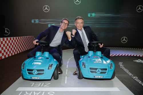 Bernd Schneider und Wolfgang Schattling (v. l.)auf der Bobby-Benz-Rennstrecke.