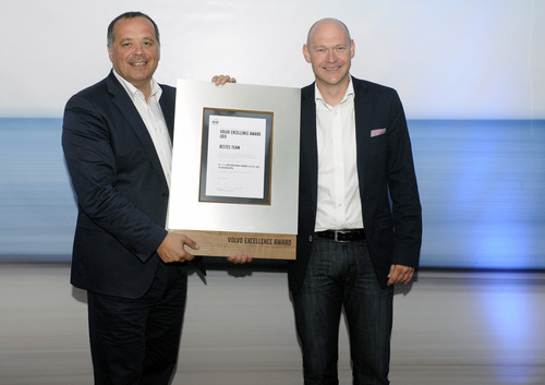 Bernhard Bauer, Geschäftsführer Volvo Car Germany (links), und Frank Krohm-Fernandez, Geschäftsführer Volvo-Zentrum Nehrkorn (rechts), bei der Verleihung des „Volvo Excellence Award 2013“ auf Sylt