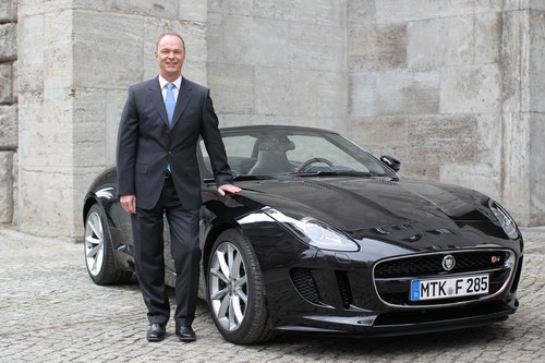 Bernhard Kuhnt, Direktor European Operations Jaguar Land Rover neben Jaguar F-Type.