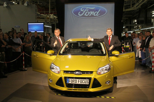 Bernhard Mattes (rechts) und der saarländische Ministerpräsident Peter Müller lassen 2010 den ersten Ford Fucus im Werk Saarlouis vom Band laufen.