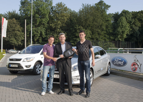 Bernhard Mattes, Vorsitzender der Geschäftsführung der Ford-Werke GmbH, mit den beiden Neuzugängen Sascha Riether (links) und Odise Roshi (rechts).