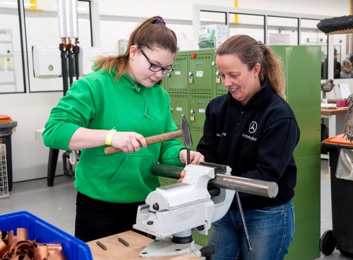 Berufsorientierung für Mädchen im Mercedes-Benz Werk Bremen.
