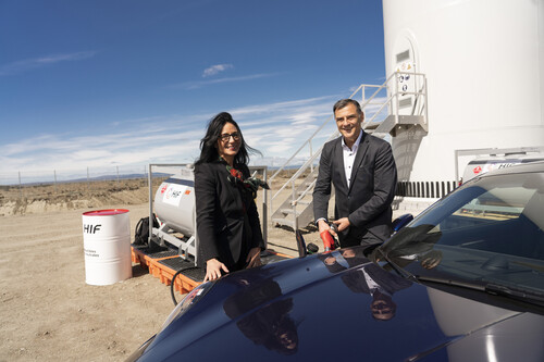 Beschaffungsvorständin Barbara Frenkel und Forschungs- und Entwicklungsvorstand Michael Steiner nehmen die e-Fuel-Pilotanlage in Chile mit der Betankung eines Porsche 911 in Betrieb.